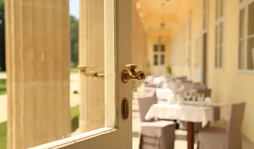 Krolyi Kastly Hotel & Restaurant  Fehrvrcsurg - Mjus 1. - specilis elrefizetssel