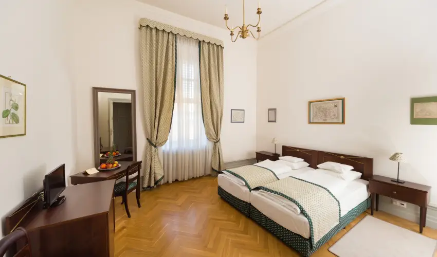 Krolyi Kastly Hotel & Restaurant  Fehrvrcsurg - Mjus 1. - specilis elrefizetssel