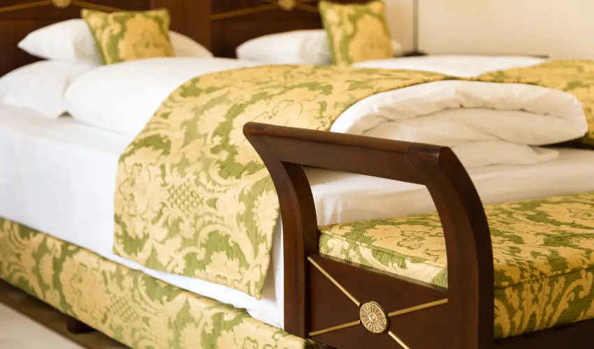 Krolyi Kastly Hotel & Restaurant  Fehrvrcsurg - Mjus 1. - specilis elrefizetssel