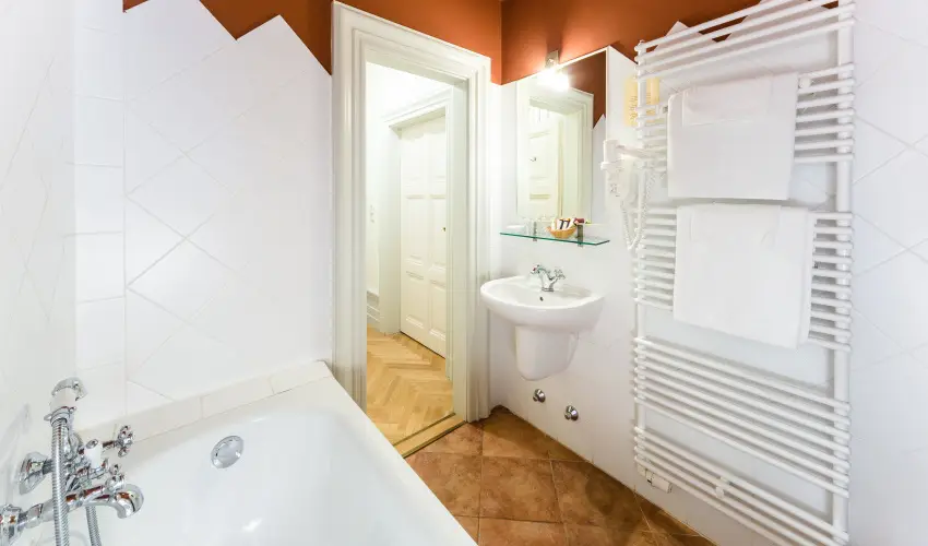 Krolyi Kastly Hotel & Restaurant  Fehrvrcsurg - Mjus 1. - specilis elrefizetssel