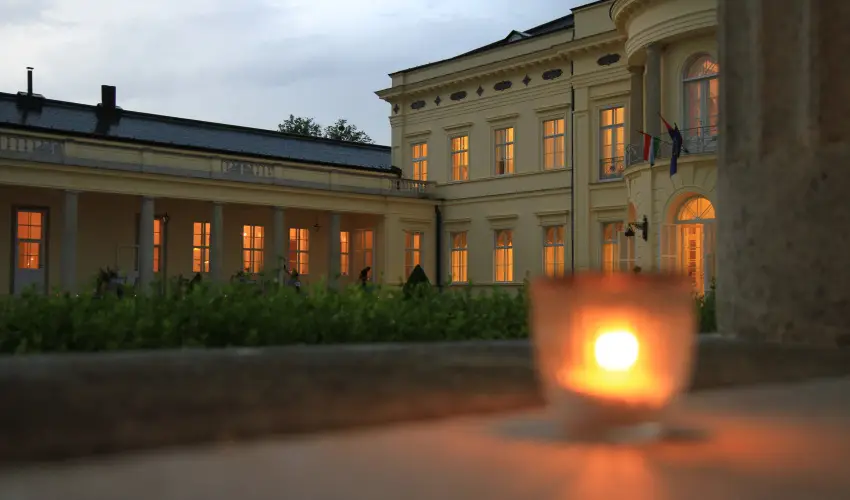 Krolyi Kastly Hotel & Restaurant  Fehrvrcsurg - Mjus 1. - specilis elrefizetssel