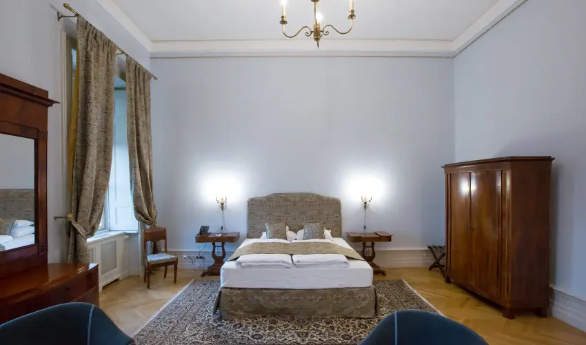 Krolyi Kastly Hotel & Restaurant  Fehrvrcsurg - Mjus 1. - specilis elrefizetssel