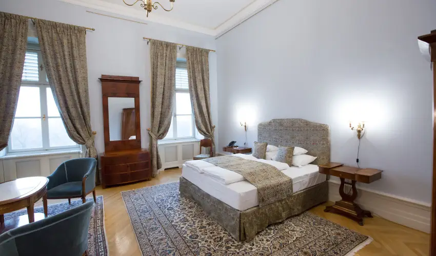 Krolyi Kastly Hotel & Restaurant  Fehrvrcsurg - Mjus 1. - specilis elrefizetssel