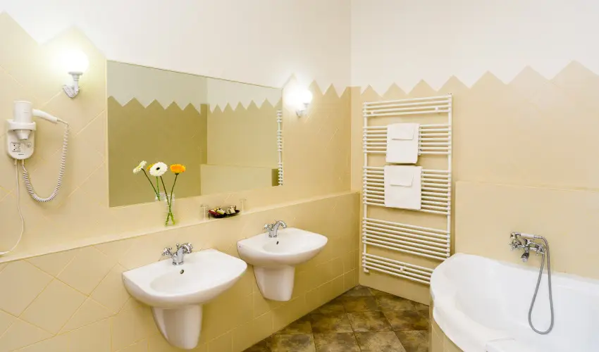 Krolyi Kastly Hotel & Restaurant  Fehrvrcsurg - Mjus 1. - specilis elrefizetssel