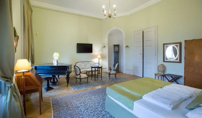 Krolyi Kastly Hotel & Restaurant  Fehrvrcsurg - Mjus 1. - specilis elrefizetssel