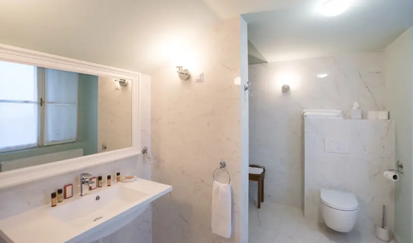 Krolyi Kastly Hotel & Restaurant  Fehrvrcsurg - Mjus 1. - specilis elrefizetssel