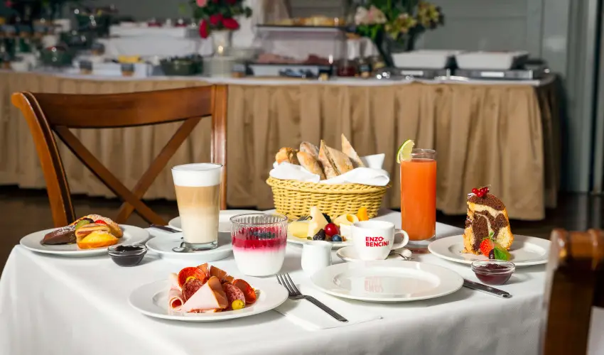 Krolyi Kastly Hotel & Restaurant  Fehrvrcsurg - Mjus 1. - specilis elrefizetssel