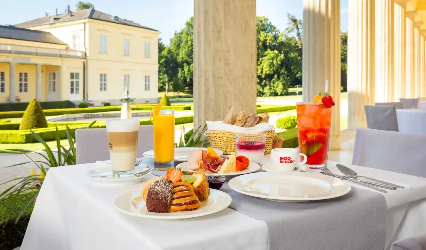 Krolyi Kastly Hotel & Restaurant  Fehrvrcsurg - Mjus 1. - specilis elrefizetssel