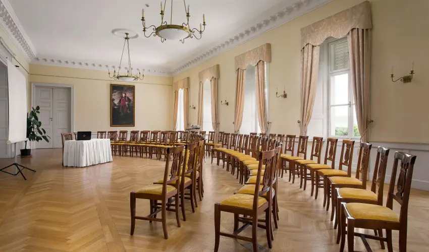 Krolyi Kastly Hotel & Restaurant  Fehrvrcsurg - Mjus 1. - specilis elrefizetssel