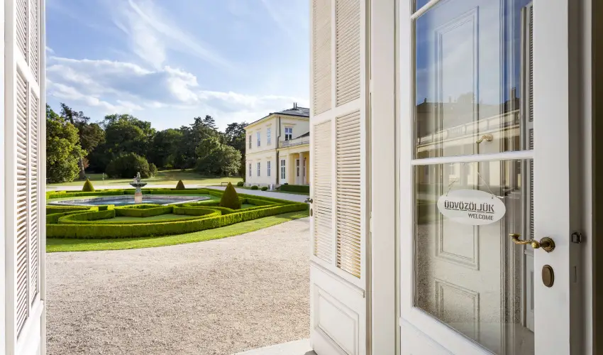 Krolyi Kastly Hotel & Restaurant  Fehrvrcsurg - Mjus 1. - specilis elrefizetssel