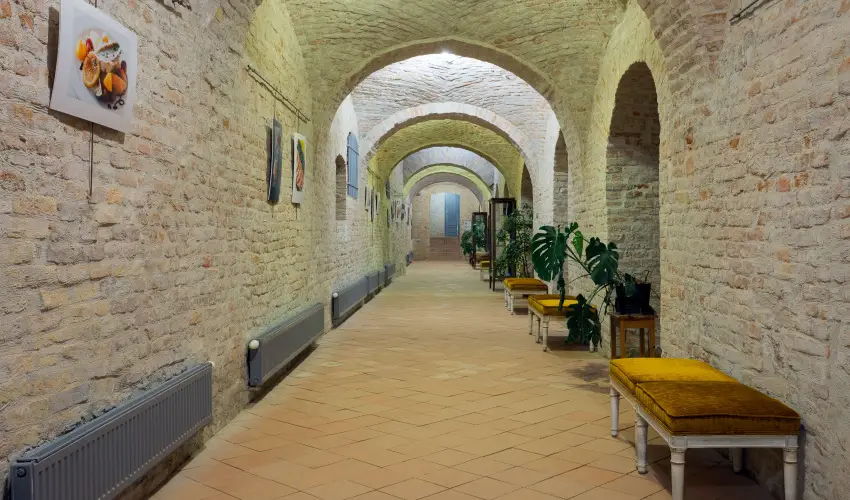 Krolyi Kastly Hotel & Restaurant  Fehrvrcsurg - Mjus 1. - specilis elrefizetssel