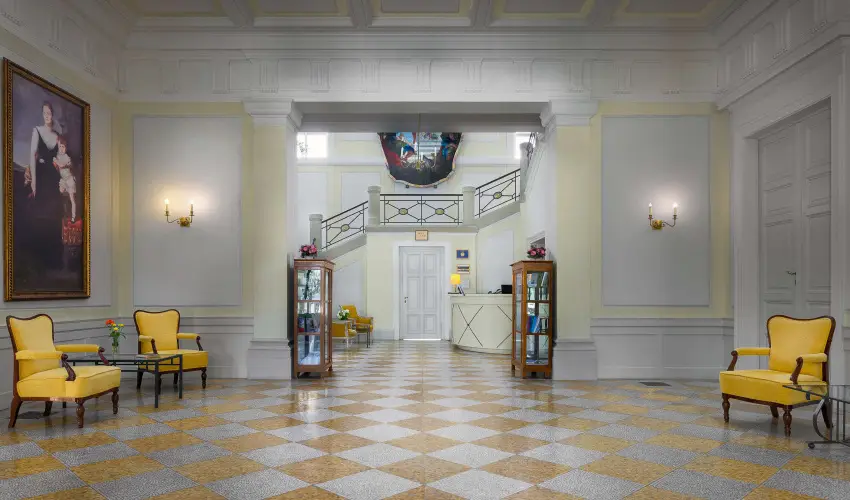 Krolyi Kastly Hotel & Restaurant  Fehrvrcsurg - Mjus 1. - specilis elrefizetssel