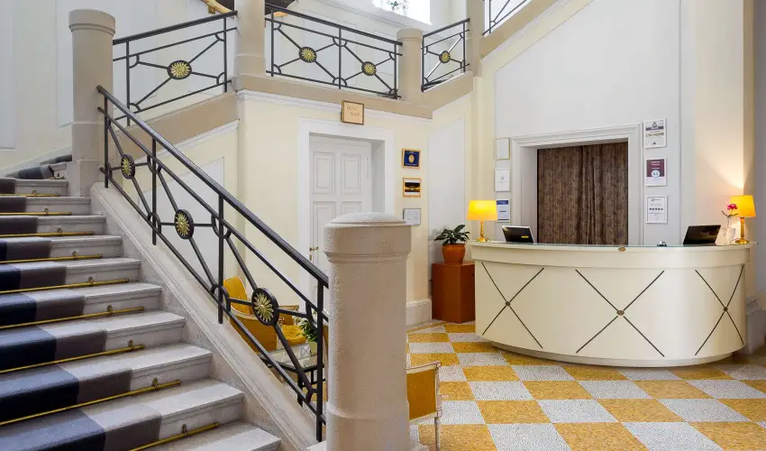 Krolyi Kastly Hotel & Restaurant  Fehrvrcsurg - Mjus 1. - specilis elrefizetssel