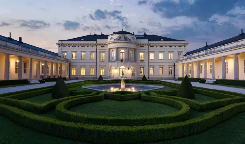 Krolyi Kastly Hotel & Restaurant  Fehrvrcsurg - Mjus 1. - specilis elrefizetssel