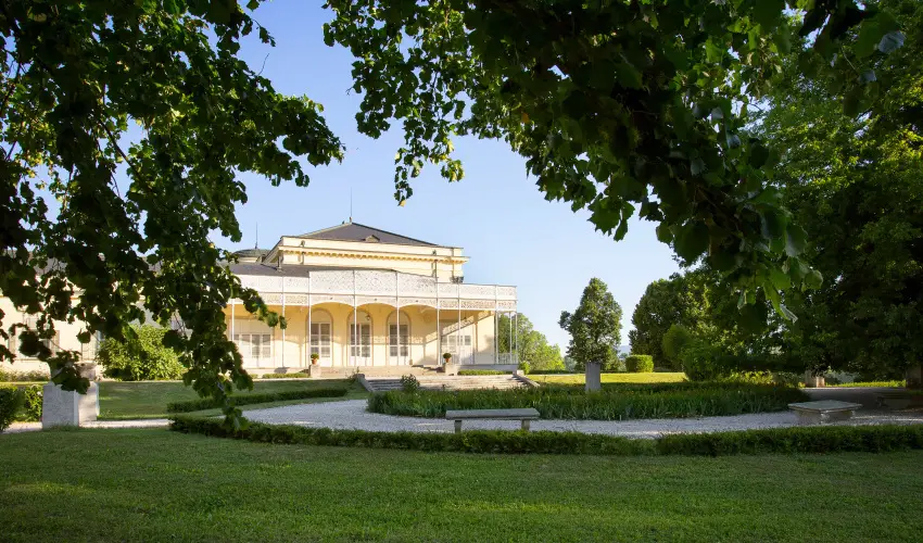 Krolyi Kastly Hotel & Restaurant  Fehrvrcsurg - Mjus 1. - specilis elrefizetssel