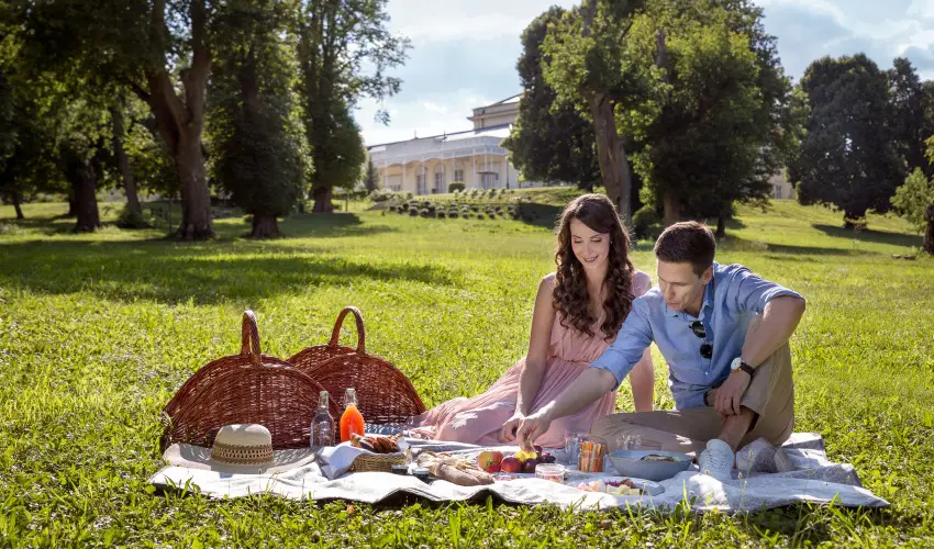 Krolyi Kastly Hotel & Restaurant  Fehrvrcsurg - Mjus 1. - specilis elrefizetssel