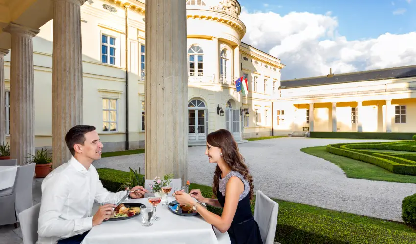 Krolyi Kastly Hotel & Restaurant  Fehrvrcsurg - Mjus 1. - specilis elrefizetssel