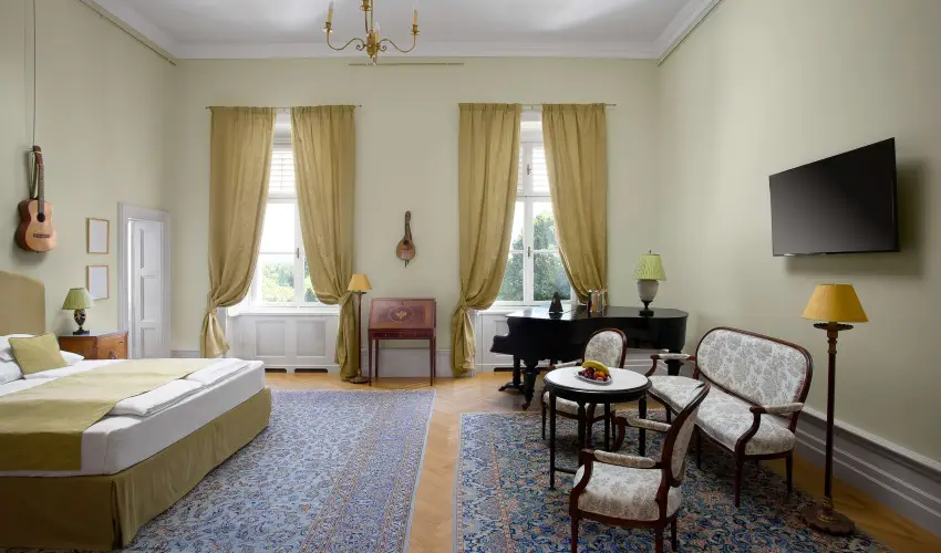 Krolyi Kastly Hotel & Restaurant  Fehrvrcsurg - Mjus 1. - specilis elrefizetssel