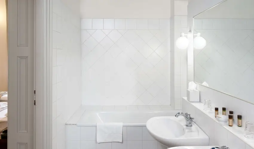 Krolyi Kastly Hotel & Restaurant  Fehrvrcsurg - Mjus 1. - specilis elrefizetssel