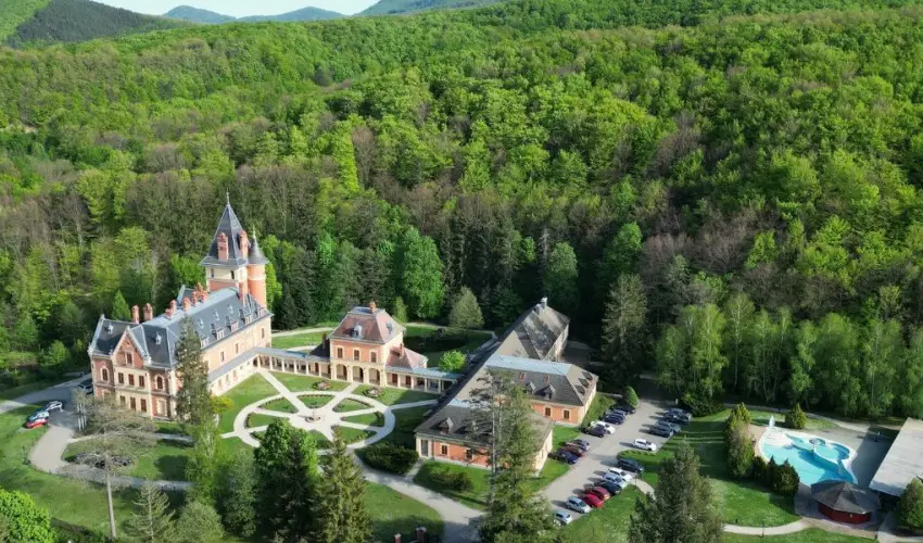 Kastlyhotel Sasvr Pardsasvr - Mjus 1. (min. 2 j)