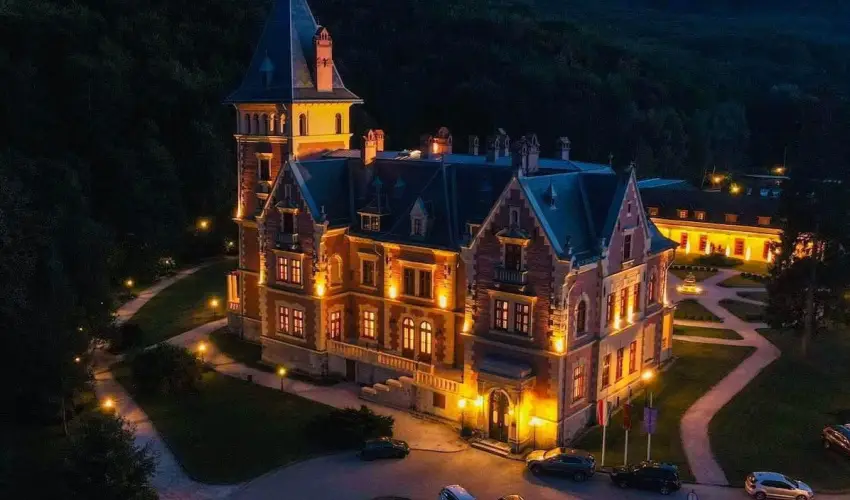 Kastlyhotel Sasvr Pardsasvr - Mjus 1. (min. 2 j)