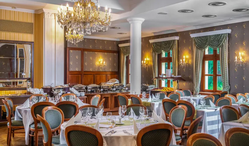 Kastlyhotel Sasvr Pardsasvr - Mjus 1. (min. 2 j)