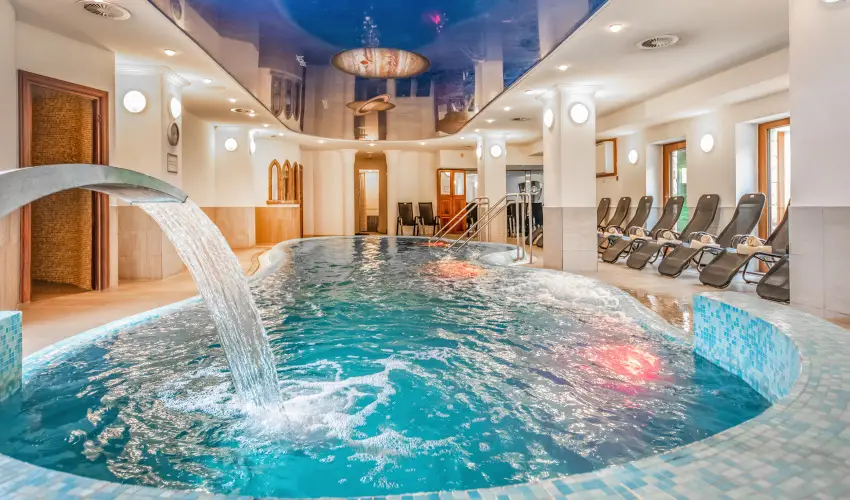 Kastlyhotel Sasvr Pardsasvr - Mjus 1. (min. 2 j)