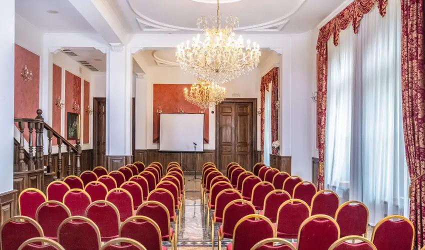 Kastlyhotel Sasvr Pardsasvr - Mjus 1. (min. 2 j)