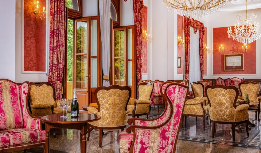 Kastlyhotel Sasvr Pardsasvr - Mjus 1. (min. 2 j)