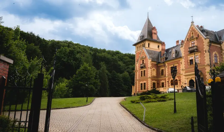 Kastlyhotel Sasvr Pardsasvr - Mjus 1. (min. 2 j)