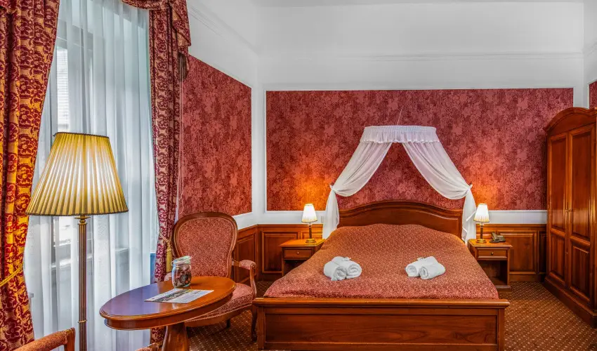 Kastlyhotel Sasvr Pardsasvr - Mjus 1. (min. 2 j)