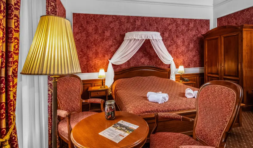 Kastlyhotel Sasvr Pardsasvr - Mjus 1. (min. 2 j)