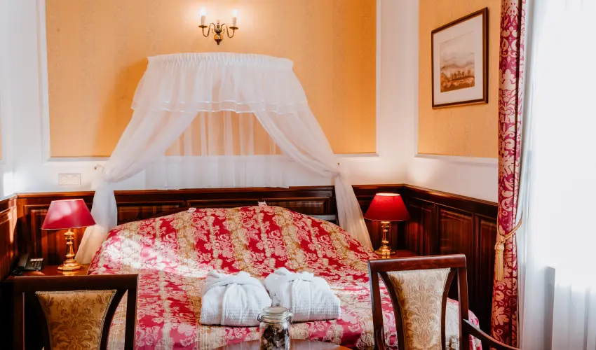 Kastlyhotel Sasvr Pardsasvr - Mjus 1. (min. 2 j)