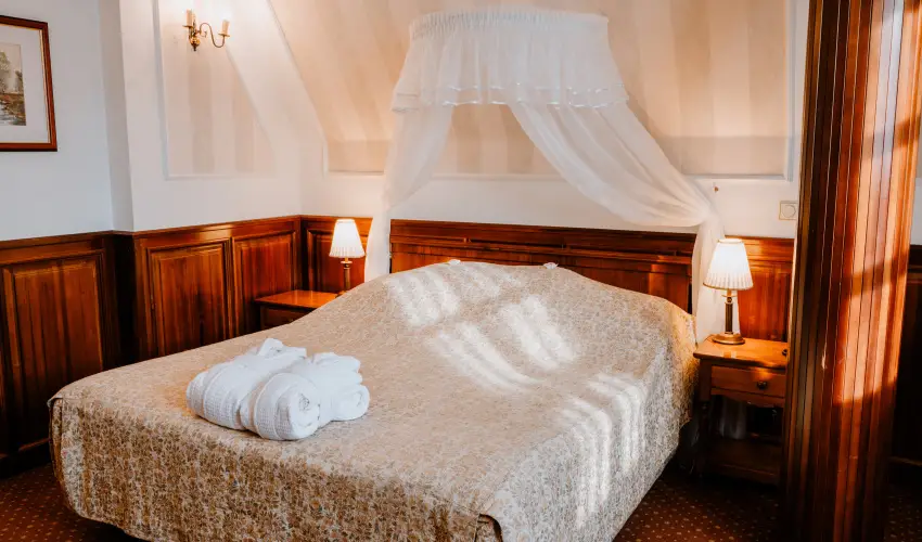 Kastlyhotel Sasvr Pardsasvr - Mjus 1. (min. 2 j)