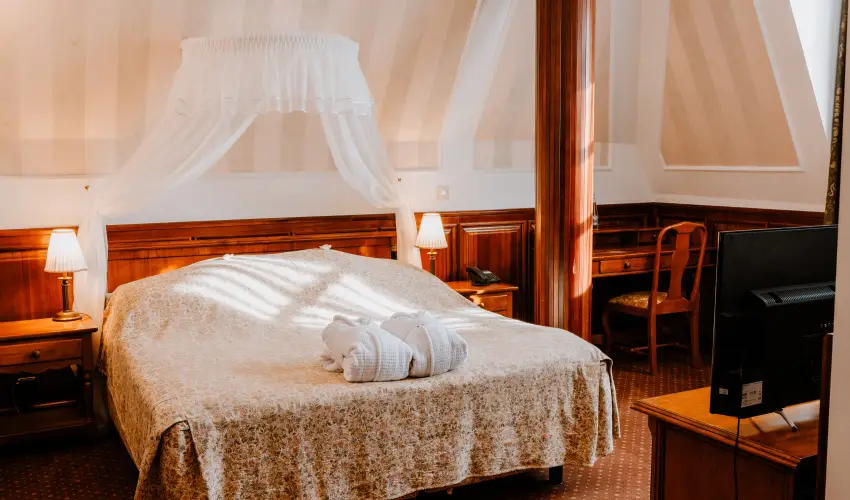 Kastlyhotel Sasvr Pardsasvr - Mjus 1. (min. 2 j)