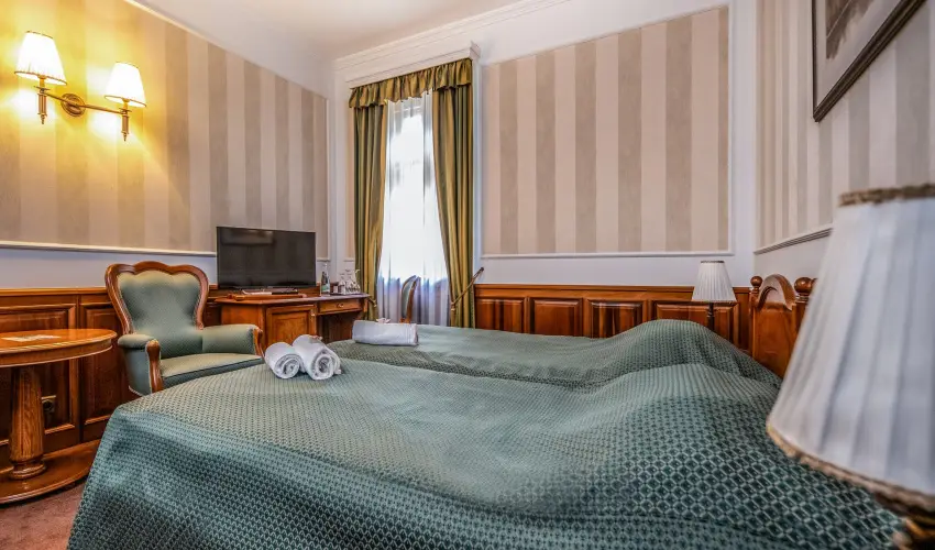 Kastlyhotel Sasvr Pardsasvr - Mjus 1. (min. 2 j)