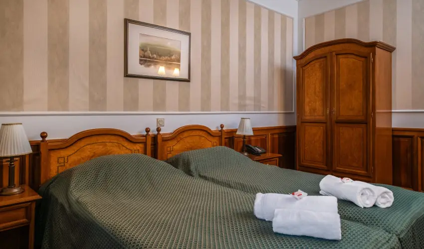 Kastlyhotel Sasvr Pardsasvr - Mjus 1. (min. 2 j)