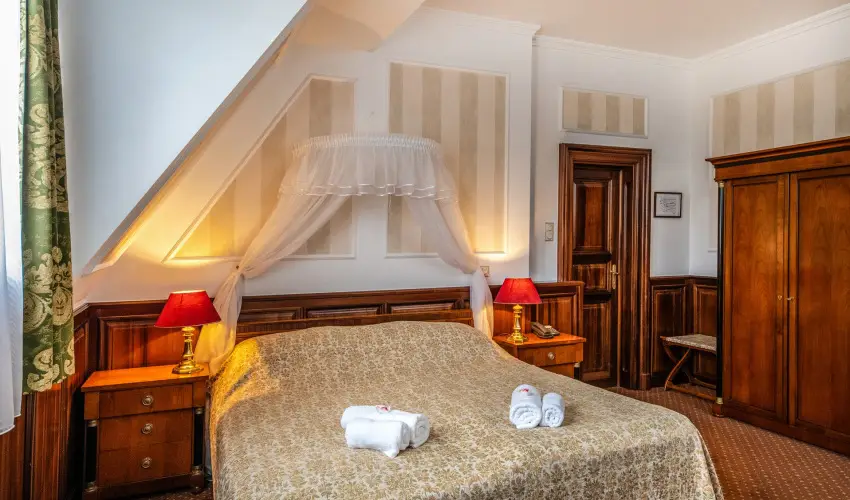 Kastlyhotel Sasvr Pardsasvr - Mjus 1. (min. 2 j)