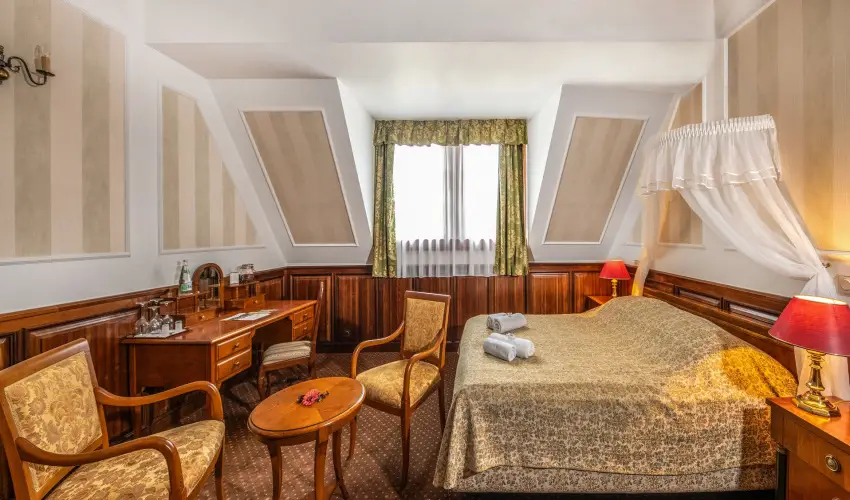 Kastlyhotel Sasvr Pardsasvr - Mjus 1. (min. 2 j)