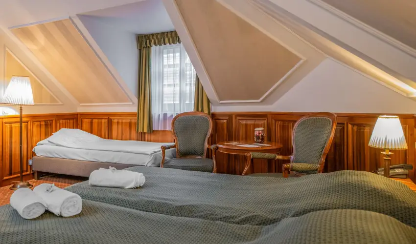 Kastlyhotel Sasvr Pardsasvr - Mjus 1. (min. 2 j)