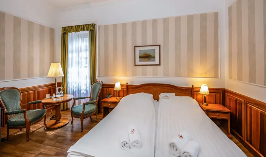 Kastlyhotel Sasvr Pardsasvr - Mjus 1. (min. 2 j)