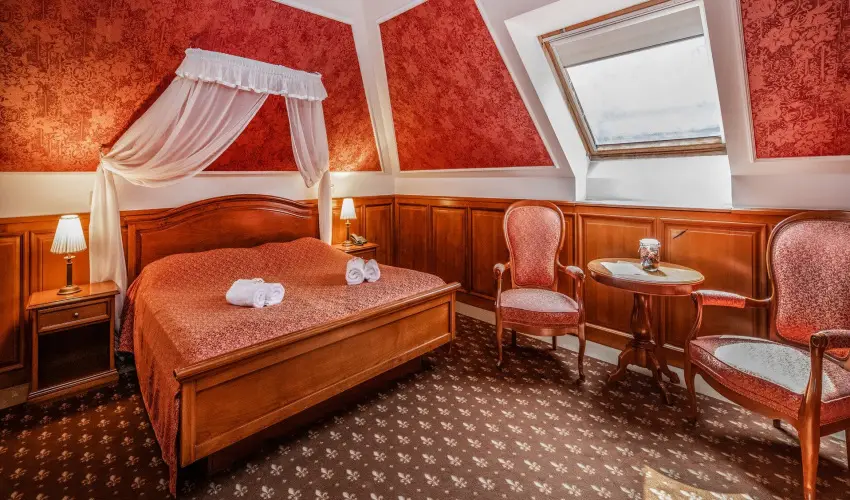 Kastlyhotel Sasvr Pardsasvr - Mjus 1. (min. 2 j)