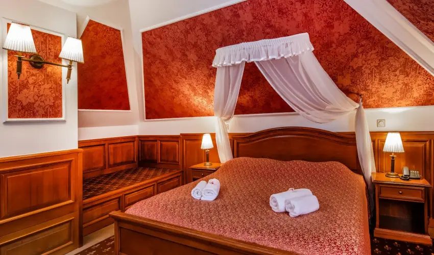 Kastlyhotel Sasvr Pardsasvr - Mjus 1. (min. 2 j)