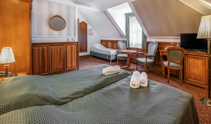 Kastlyhotel Sasvr Pardsasvr - Mjus 1. (min. 2 j)