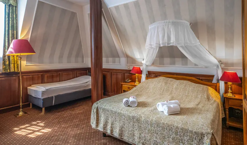 Kastlyhotel Sasvr Pardsasvr - Mjus 1. (min. 2 j)