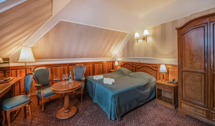 Kastlyhotel Sasvr Pardsasvr - Mjus 1. (min. 2 j)