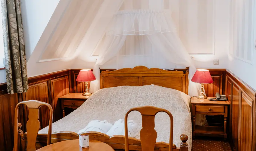 Kastlyhotel Sasvr Pardsasvr - Mjus 1. (min. 2 j)