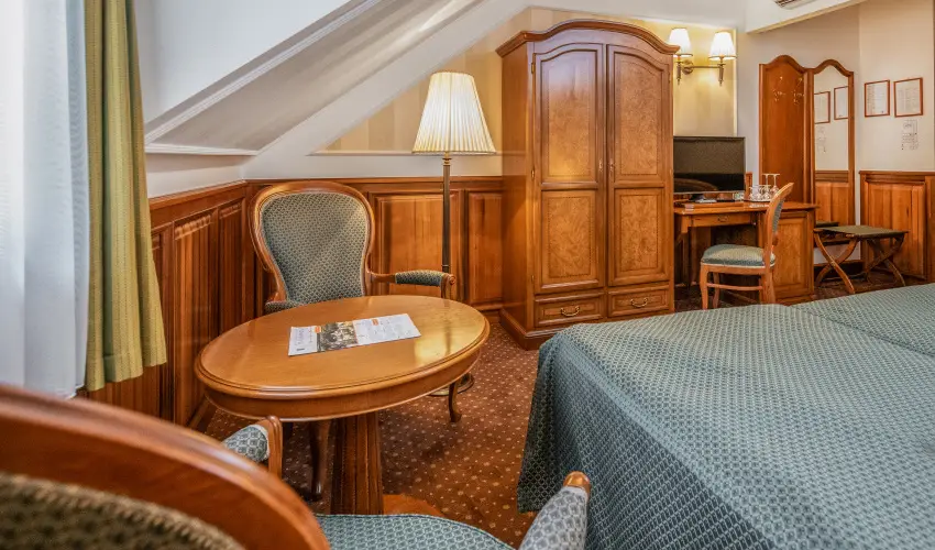 Kastlyhotel Sasvr Pardsasvr - Mjus 1. (min. 2 j)