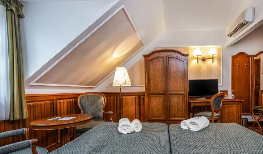 Kastlyhotel Sasvr Pardsasvr - Mjus 1. (min. 2 j)