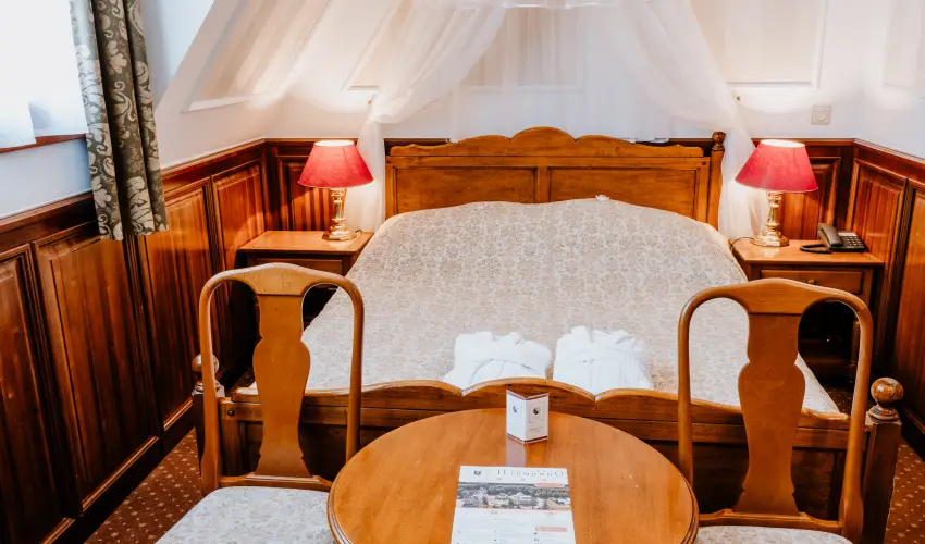 Kastlyhotel Sasvr Pardsasvr - Mjus 1. (min. 2 j)